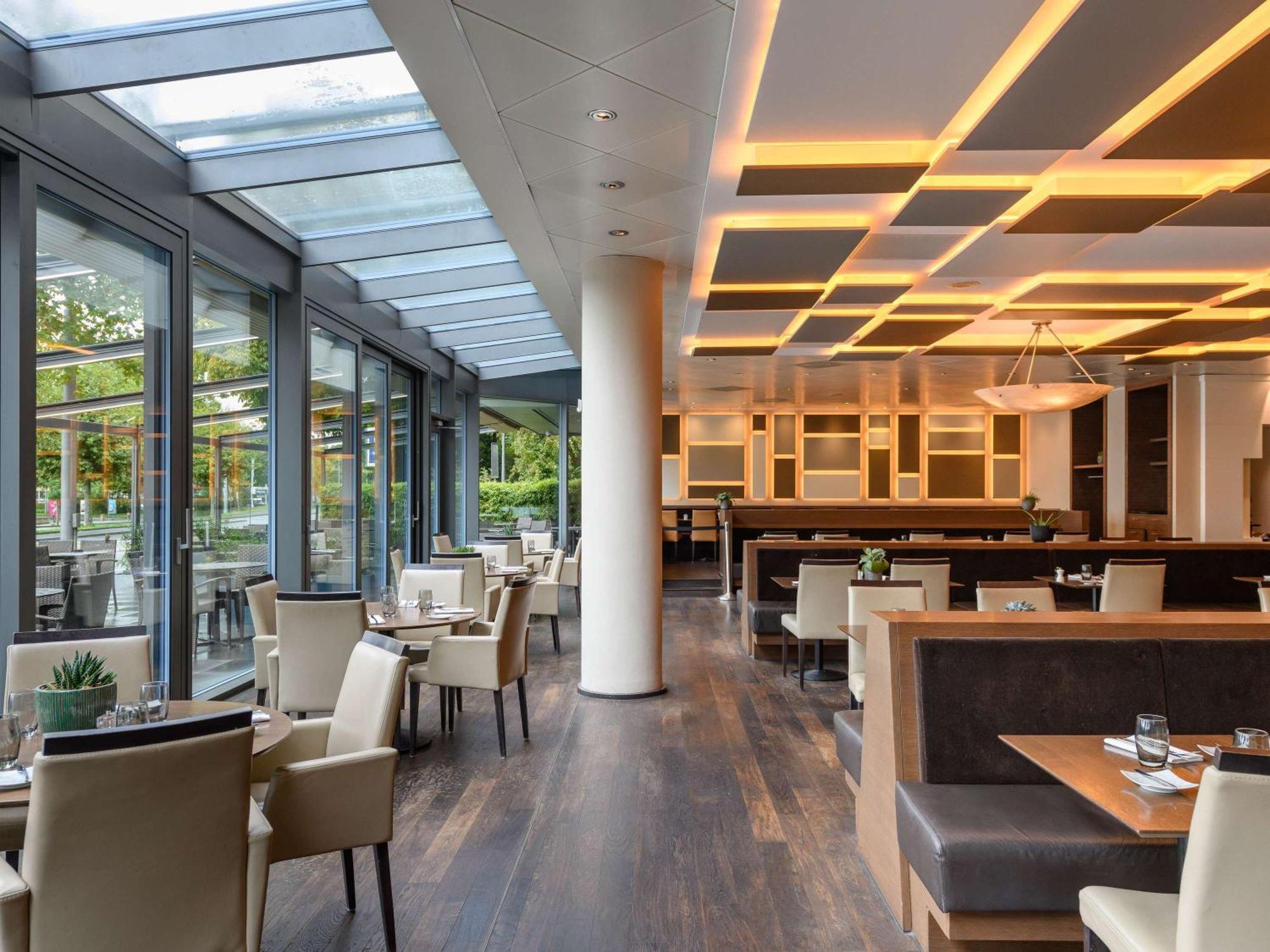 Mövenpick Hotel Lausanne Exterior foto